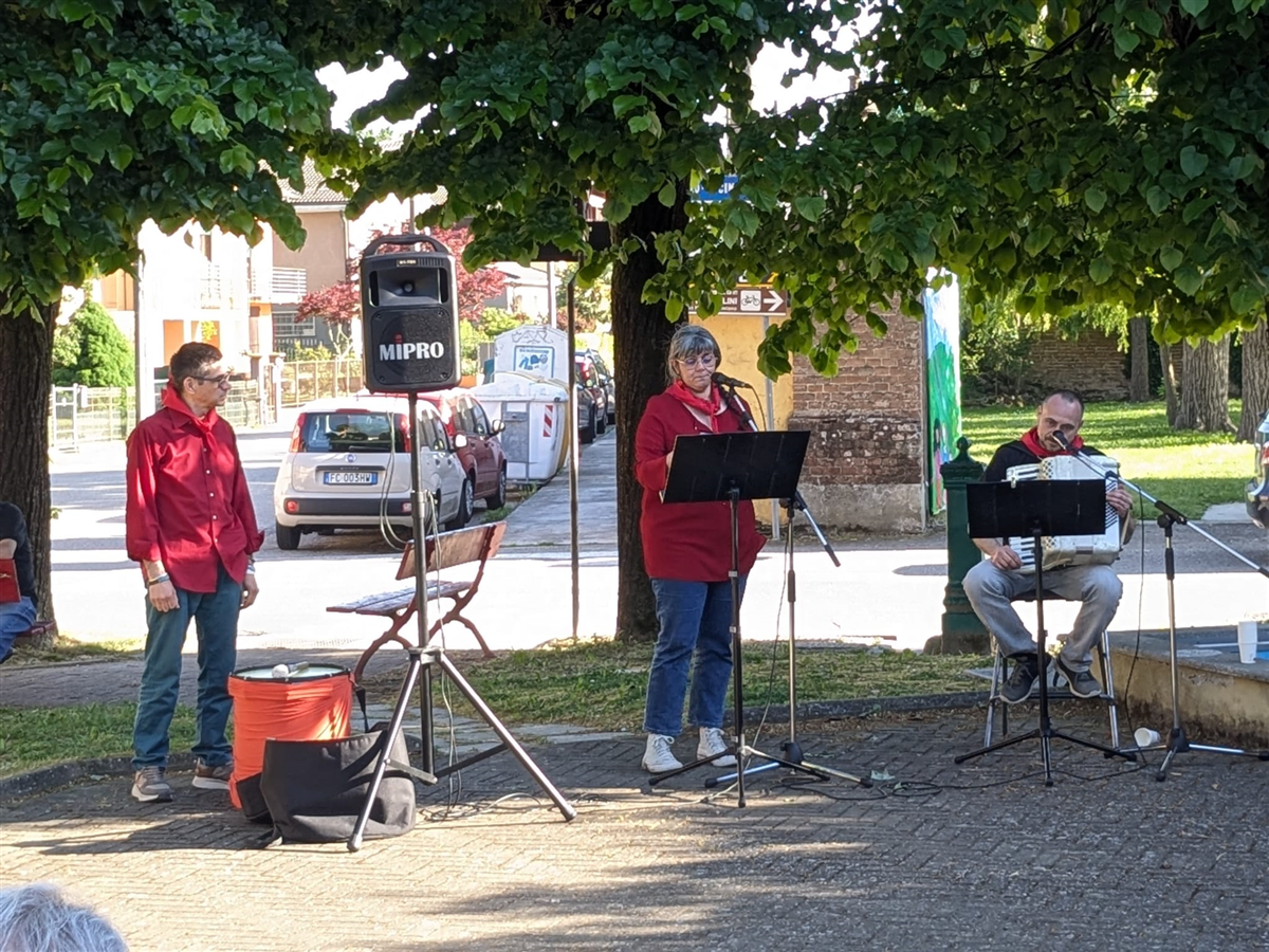 2 Esecuzione di un canto partigiano da parte del Collettivo Teatrale